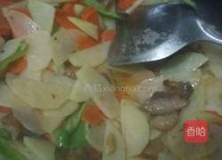 土豆片炒腊肉的做法图解5