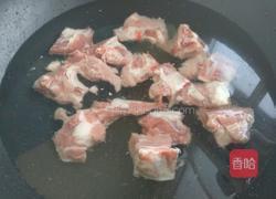 简易电饭煲胡萝卜玉米排骨汤的做法图解1