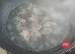 简易电饭煲胡萝卜玉米排骨汤的做法图解3