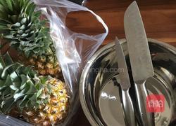 鲜榨菠萝汁的做法图解1