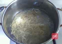 彩蔬拌面的做法图解3