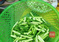腊肉炒蒜苔的做法图解1