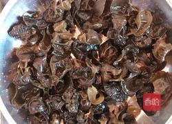 姜丝木耳蒸滑鸡的做法图解4