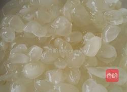 桃胶皂角米炖银耳的做法图解2