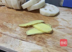 莲藕排骨汤的做法图解3