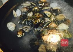 卷心菜炒海瓜子的做法图解1