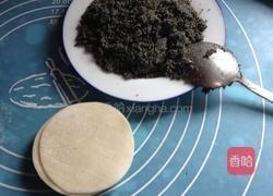 饺子皮芝麻卷的做法图解3