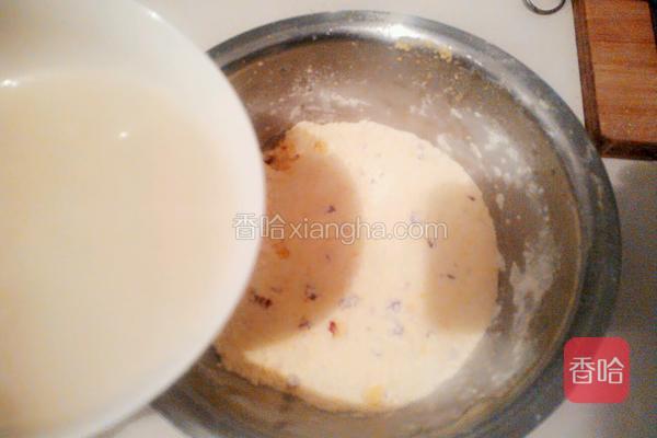  将酵母粉水缓缓加入到混合面粉里，用筷子搅拌均匀 