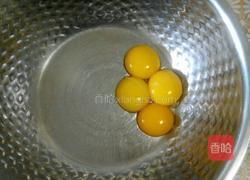 奶油黄桃蛋糕卷的做法图解2