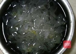 冰糖雪梨银耳红枣枸杞汤的做法图解2