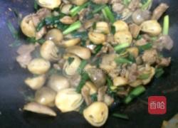 瘦肉炒草菇的做法图解7