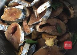 茶香薰鲅鱼罐头的做法图解2