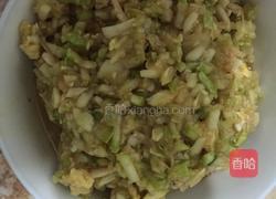 鸡蛋虾皮西葫芦水饺的做法图解3