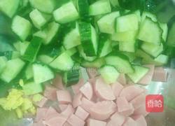 青瓜炒火腿肠的做法图解1