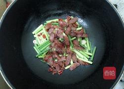 腊肠炒蒜薹的做法图解5