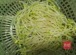 腩肉炒黄豆芽的做法图解2