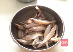 炸小沙丁鱼的做法图解1