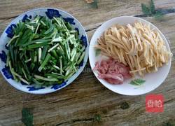 韭菜豆腐皮炒肉丝的做法图解1