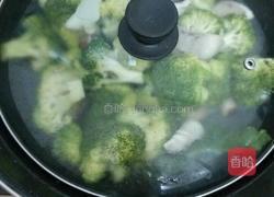 西兰花杂炒鱿鱼的做法图解5