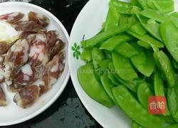 荷兰豆炒腊肠的做法图解1