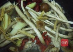 茶树菇炖鸡汤的做法图解4