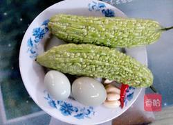 苦瓜炒蛋的做法图解1