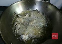 椒盐小鲫鱼的做法图解6