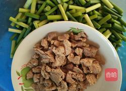 辣椒版蒜台炒肉的做法图解2