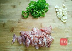 青椒木耳炒肉的做法图解2