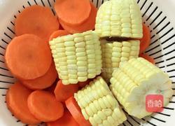 胡萝卜玉米猪骨汤的做法图解1