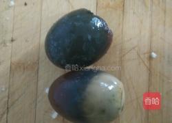 红油皮蛋的做法图解2