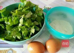 芹菜叶鸡蛋饼的做法图解1
