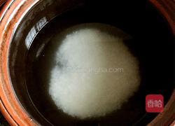 姜丝皮蛋瘦肉粥的做法图解1