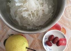 银耳雪梨汤的做法图解1