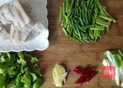 五花肉炒蒜苔的做法图解1