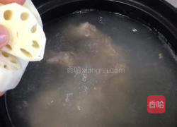 棒骨莲藕胡萝卜汤的做法图解3