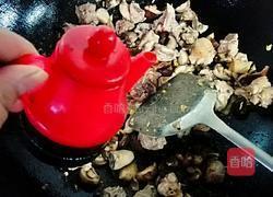 香菇炒鸡肉的做法图解6