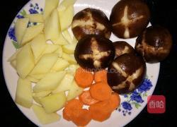 香菇土豆炖鸡肉的做法图解2