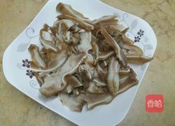 青椒炒猪耳的做法图解1
