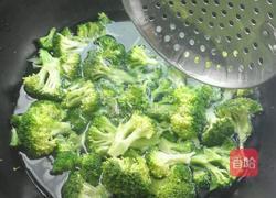 蒜蓉西兰花炒黑木耳的做法图解3