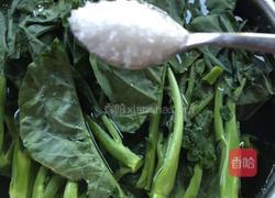 芥兰炒湘西腊肉的做法图解2