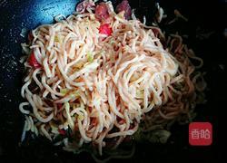 香肠炒面条的做法图解6