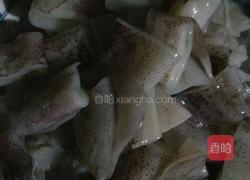 沙茶酱爆鱿鱼的做法图解1