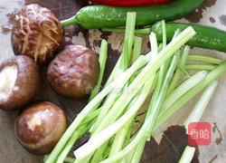 香菇芹菜炒肉的做法图解1