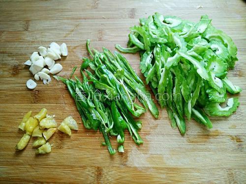 泡椒青椒炒苦瓜的做法大全【图】_泡椒青椒炒