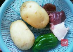 土豆片炒肉的做法图解1