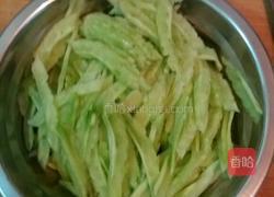 苦瓜炒肉丝的做法图解2