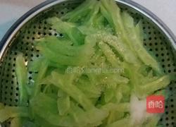 苦瓜炒肉丝的做法图解3