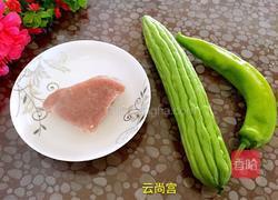 青椒苦瓜炒肉的做法图解1