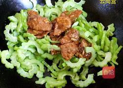 青椒苦瓜炒肉的做法图解10